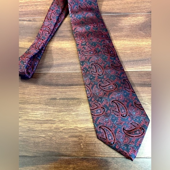 Like New Modell MOSHAMMER Munchen 100% Silk Red Paisley Jacquard on Black Tie - Picture 6 of 10